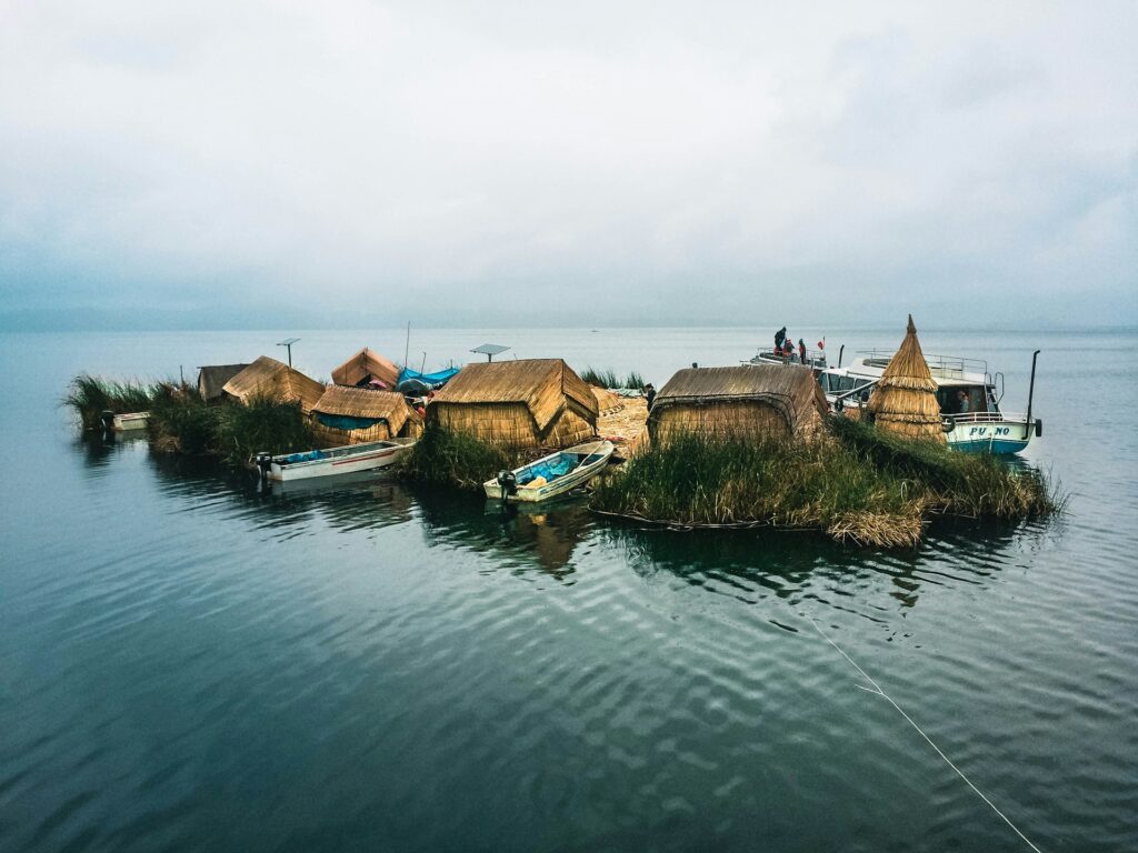 Lago Titicaca, compartilhado entre Peru e Bolívia